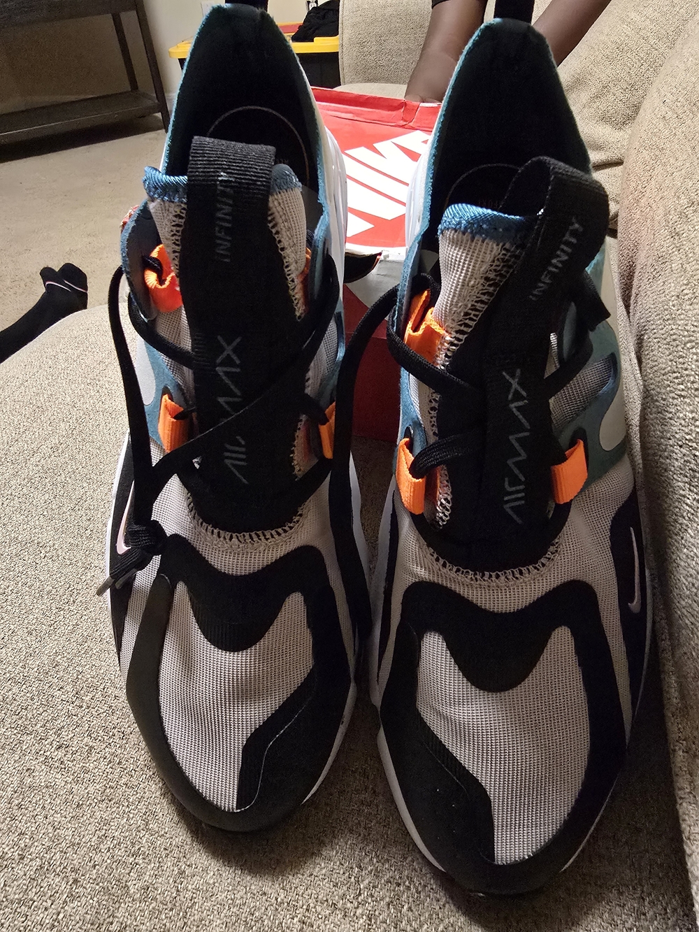 Label on Shoe Box - Picture 3 of 4